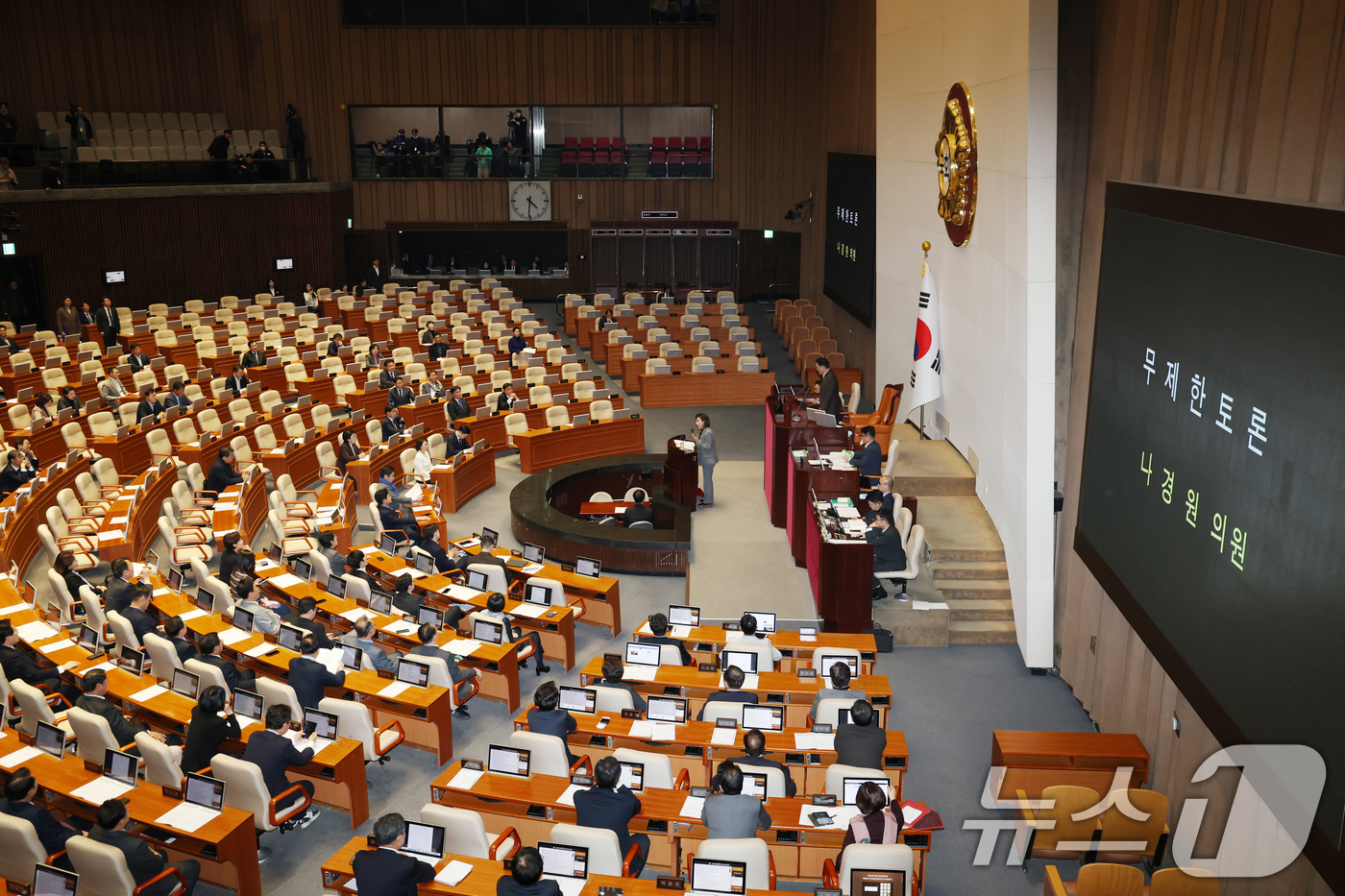 (서울=뉴스1) 이승배 기자 = 9일 서울 여의도 국회에서 열린 제429회국회(정기회) 제16차 본회의에서 나경원 국민의힘 의원이 가맹사업법 개정안에 대한 무제한토론(필리버스터)을 …