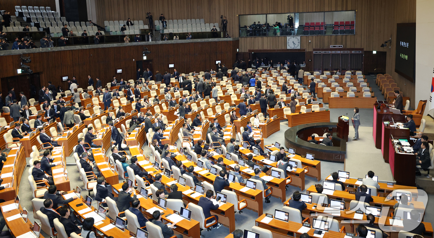 (서울=뉴스1) 이승배 기자 = 9일 서울 여의도 국회에서 열린 제429회국회(정기회) 제16차 본회의에서 나경원 국민의힘 의원이 가맹사업법 개정안에 대한 무제한토론(필리버스터) …