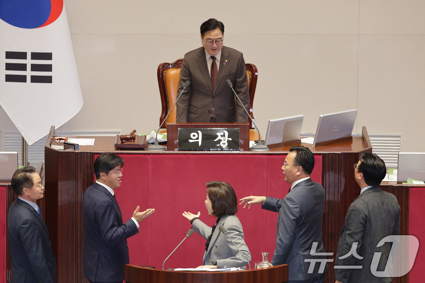 (서울=뉴스1) 신웅수 기자 = 나경원 국민의힘 의원이 9일 서울 여의도 국회에서 열린 제429회국회(정기회) 제16차 본회의에서 가맹사업거래의 공정화에 관한 법률 일부개정법률안에 …