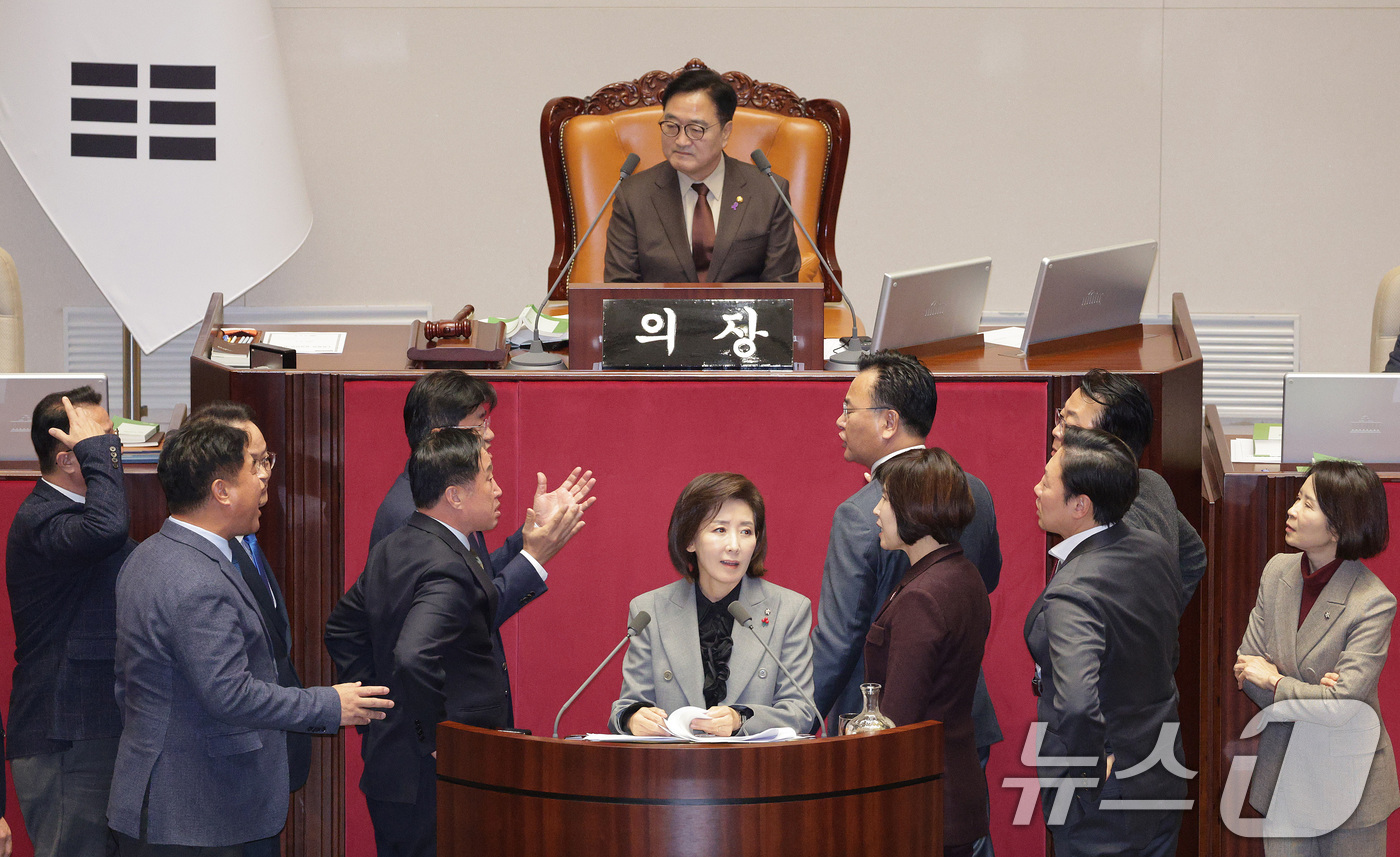 (서울=뉴스1) 신웅수 기자 = 나경원 국민의힘 의원이 9일 서울 여의도 국회에서 열린 제429회국회(정기회) 제16차 본회의에서 가맹사업거래의 공정화에 관한 법률 일부개정법률안에 …