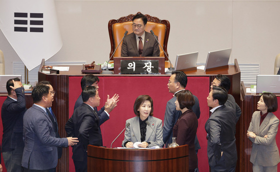 파국으로 치닫는 국회