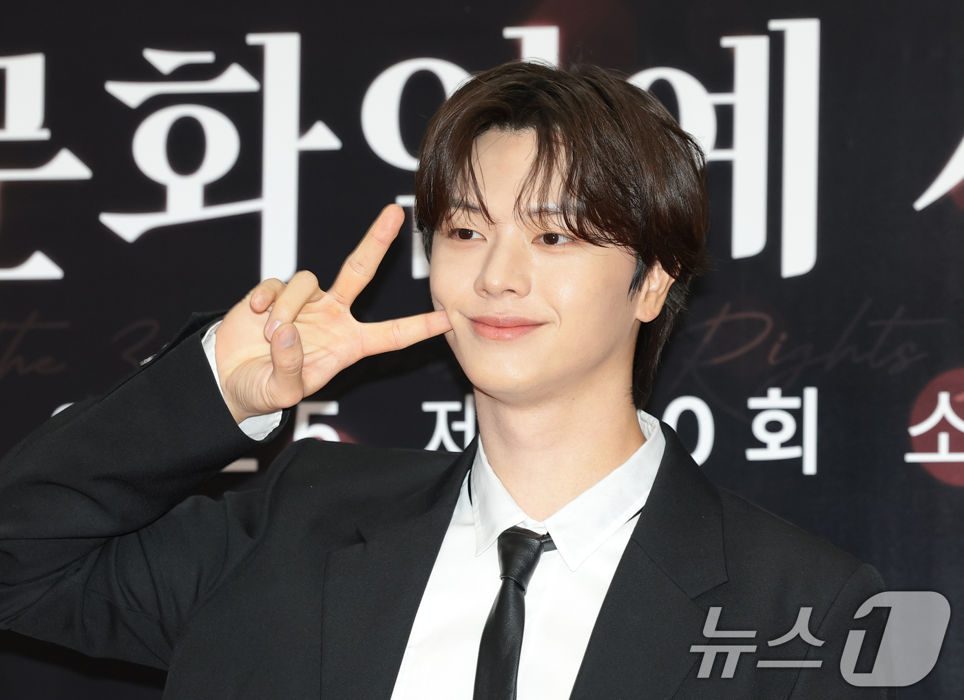 (서울=뉴스1) 권현진 기자 = 비투비 육성재가 9일 서울 강남구 한국과학기술회관에서 열린 제30회 소비자의 날 KCA 문화연예 시상식에 참석해 포즈를 취하고 있다. 2025.12 …