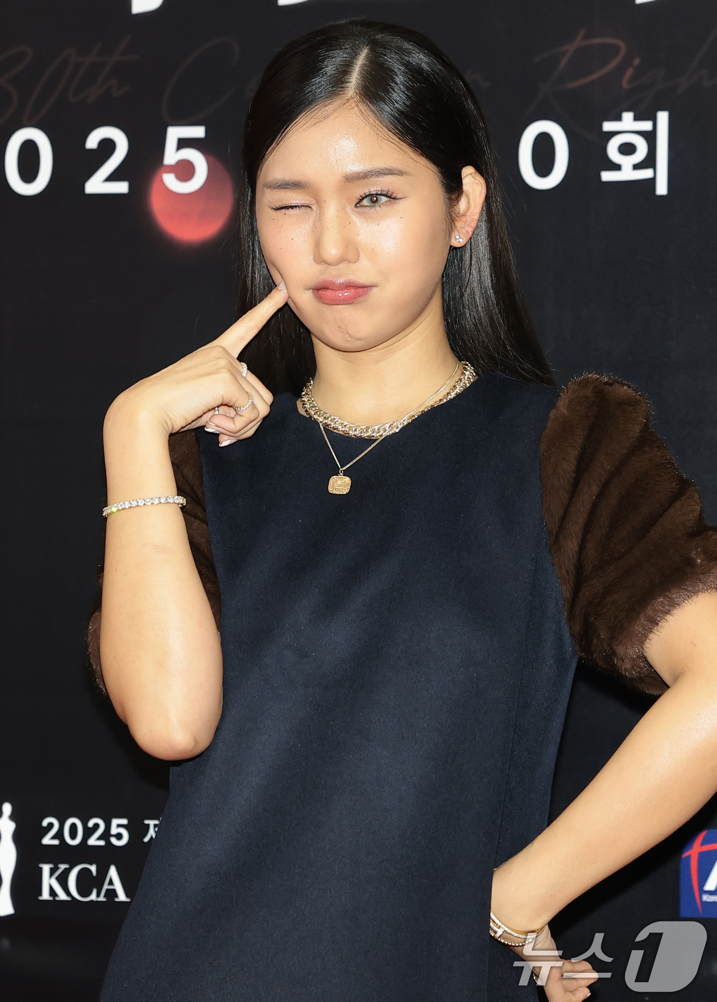 (서울=뉴스1) 권현진 기자 = 오마이걸 미미가 9일 서울 강남구 한국과학기술회관에서 열린 제30회 소비자의 날 KCA 문화연예 시상식에 참석해 포즈를 취하고 있다. 2025.12 …