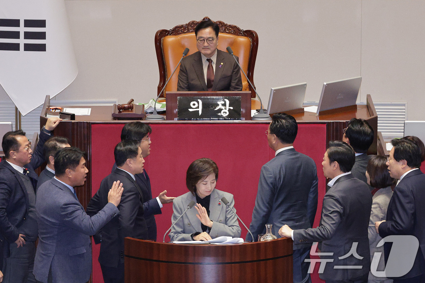 (서울=뉴스1) 신웅수 기자 = 나경원 국민의힘 의원이 9일 서울 여의도 국회에서 열린 제429회국회(정기회) 제16차 본회의에서 가맹사업거래의 공정화에 관한 법률 일부개정법률안에 …