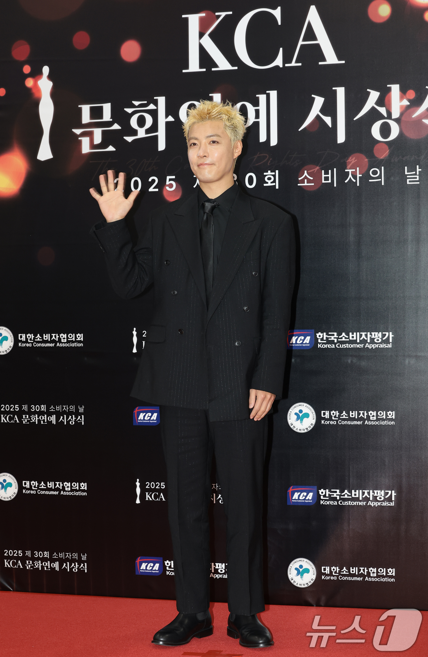 (서울=뉴스1) 권현진 기자 = 방송인 강남이 9일 서울 강남구 한국과학기술회관에서 열린 제30회 소비자의 날 KCA 문화연예 시상식에 참석해 포즈를 취하고 있다. 2025.12. …