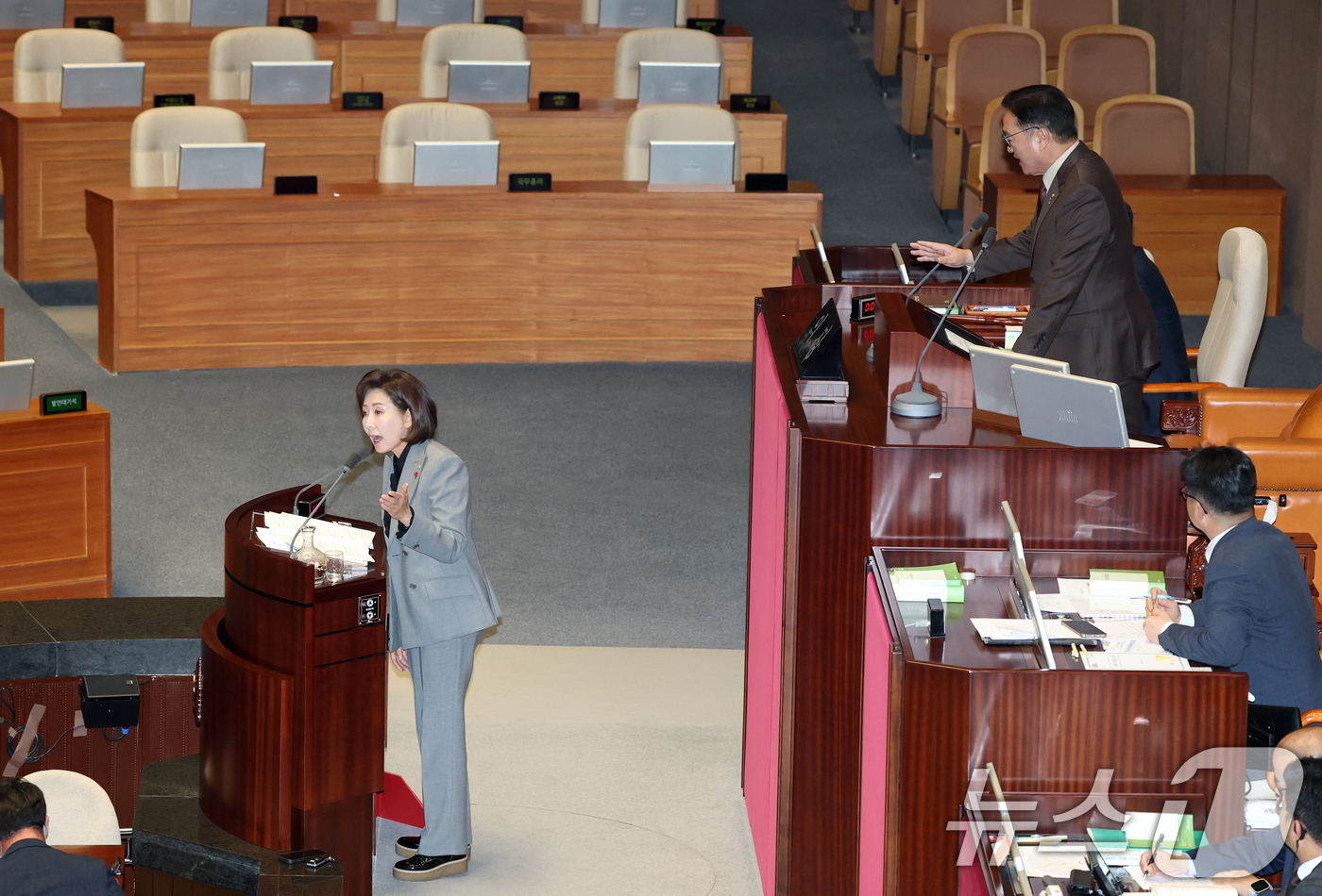 (서울=뉴스1) 이승배 기자 = 9일 서울 여의도 국회에서 열린 제429회국회(정기회) 제16차 본회의에서 나경원 국민의힘 의원이 가맹사업법 개정안에 대한 무제한토론(필리버스터)을 …