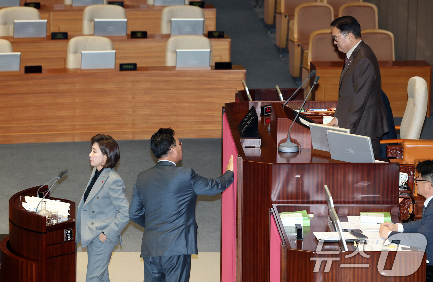 (서울=뉴스1) 이승배 기자 = 9일 서울 여의도 국회에서 열린 제429회국회(정기회) 제16차 본회의에서 나경원 국민의힘 의원이 가맹사업법 개정안에 대한 무제한토론(필리버스터)에 …