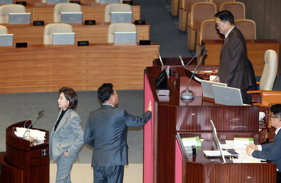 국회의장 등지고 주머니에 손 넣는 나경원 의원