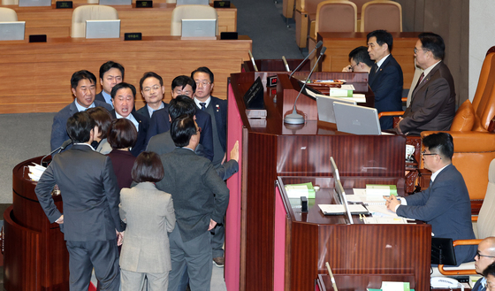 국힘, 가맹사업법 표결 후 또 필버…형사소송법 첫주자는 곽규택 의원