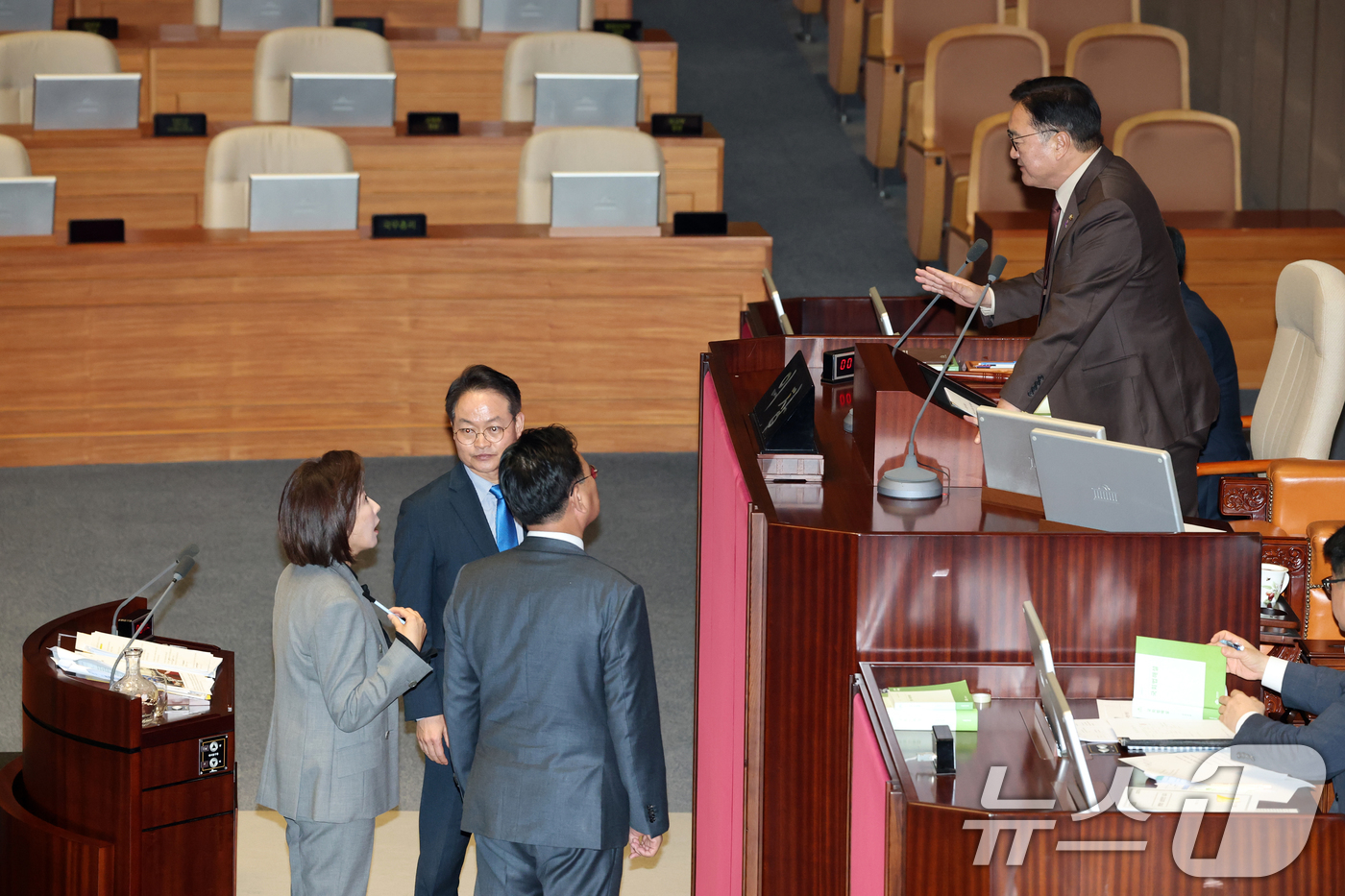 (서울=뉴스1) 이승배 기자 = 9일 서울 여의도 국회에서 열린 제429회국회(정기회) 제16차 본회의에서 나경원 국민의힘 의원이 가맹사업법 개정안에 대한 무제한토론(필리버스터)을 …