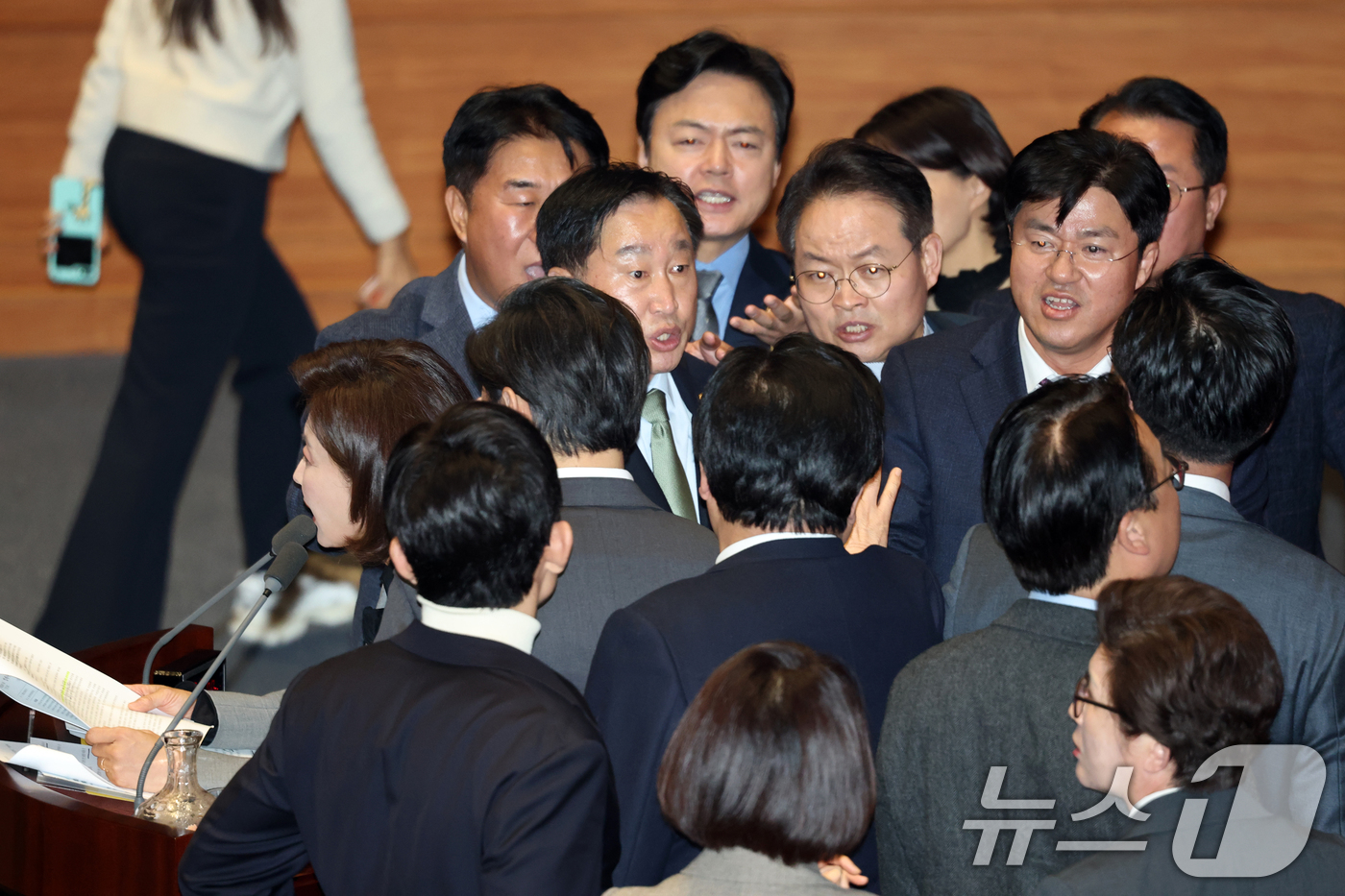 (서울=뉴스1) 이승배 기자 = 9일 서울 여의도 국회에서 열린 제429회국회(정기회) 제16차 본회의에서 나경원 국민의힘 의원이 가맹사업법 개정안에 대한 무제한토론(필리버스터)을 …