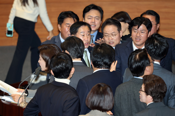 의장석 앞에서 얽힌 여야 의원들