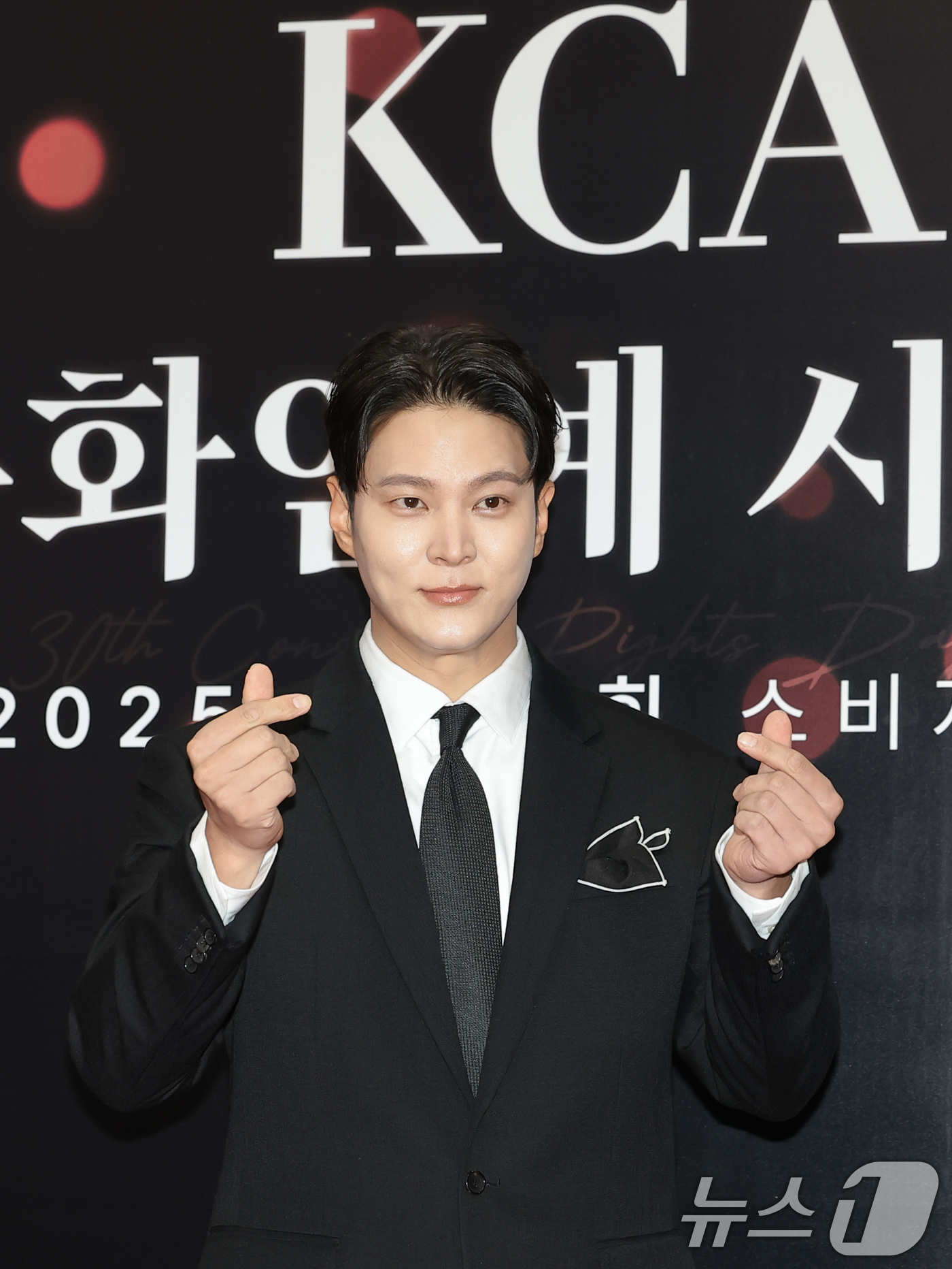 (서울=뉴스1) 권현진 기자 = 배우 주원이 9일 서울 강남구 한국과학기술회관에서 열린 제30회 소비자의 날 KCA 문화연예 시상식에 참석해 포즈를 취하고 있다. 2025.12.9 …