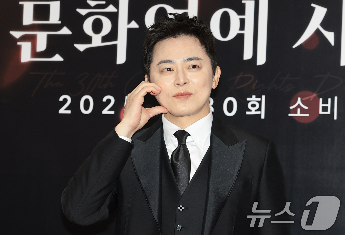 (서울=뉴스1) 권현진 기자 = 배우 조정석이 9일 서울 강남구 한국과학기술회관에서 열린 제30회 소비자의 날 KCA 문화연예 시상식에 참석해 포즈를 취하고 있다. 2025.12. …