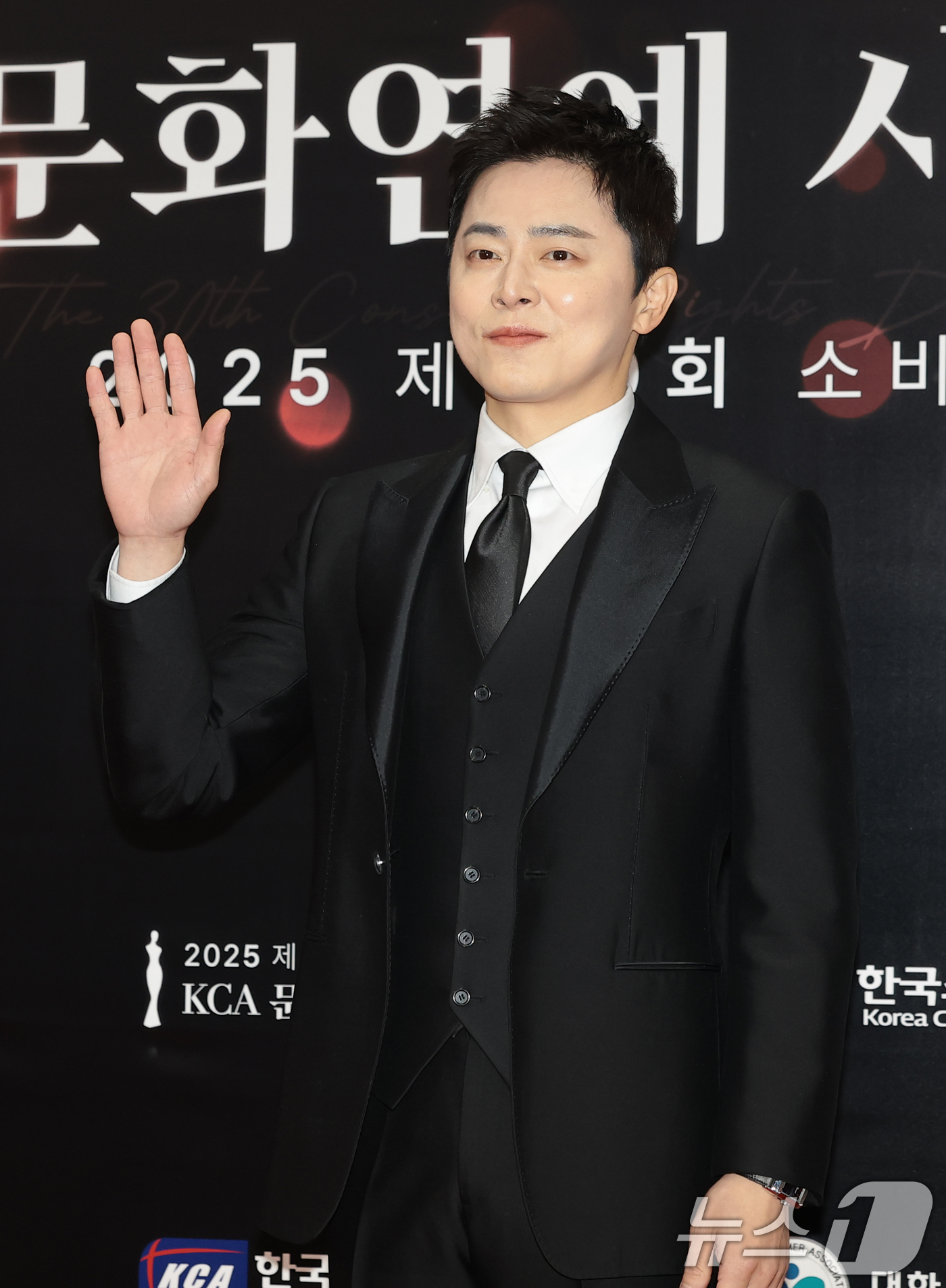 (서울=뉴스1) 권현진 기자 = 배우 조정석이 9일 서울 강남구 한국과학기술회관에서 열린 제30회 소비자의 날 KCA 문화연예 시상식에 참석해 포즈를 취하고 있다. 2025.12. …