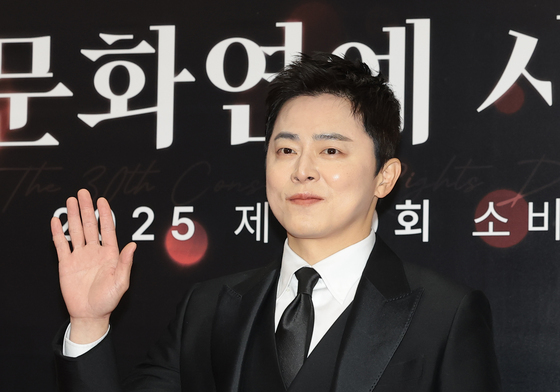 조정석, 근사한 손 인사