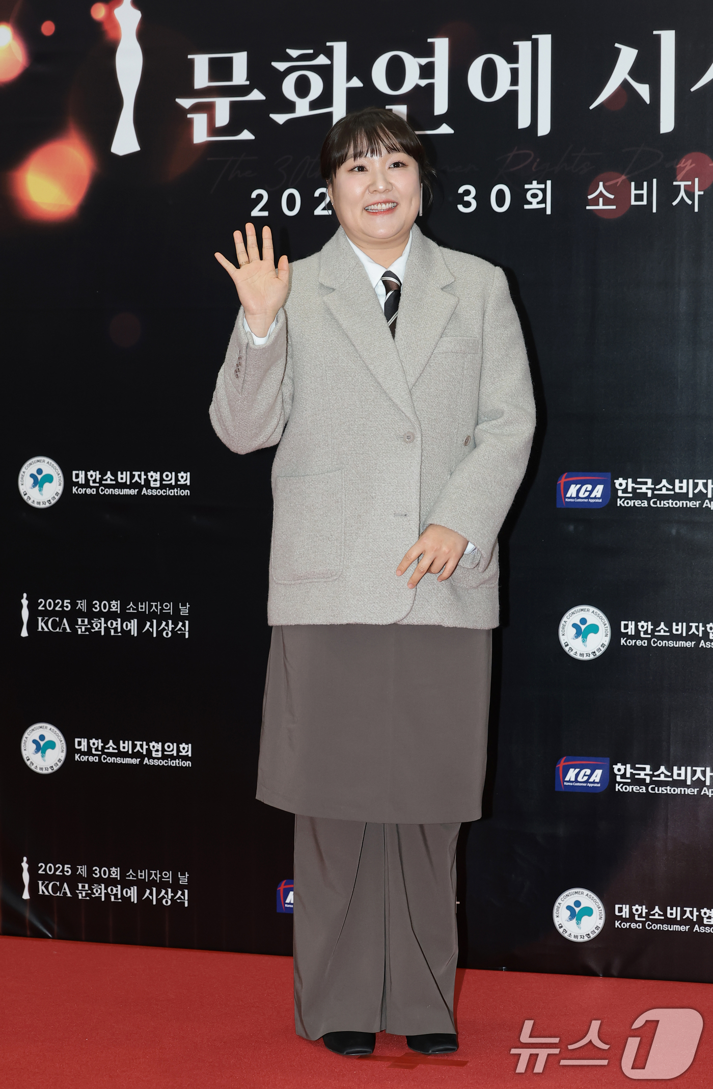 (서울=뉴스1) 권현진 기자 = 방송인 이수지가 9일 서울 강남구 한국과학기술회관에서 열린 제30회 소비자의 날 KCA 문화연예 시상식에 참석해 포즈를 취하고 있다. 2025.12 …