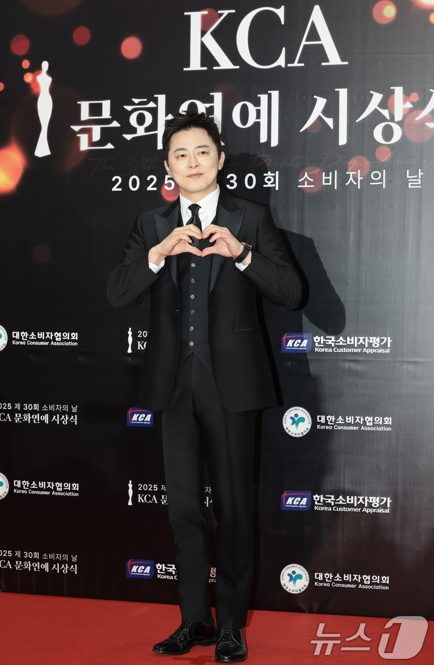 (서울=뉴스1) 권현진 기자 = 배우 조정석이 9일 서울 강남구 한국과학기술회관에서 열린 제30회 소비자의 날 KCA 문화연예 시상식에 참석해 포즈를 취하고 있다. 2025.12. …