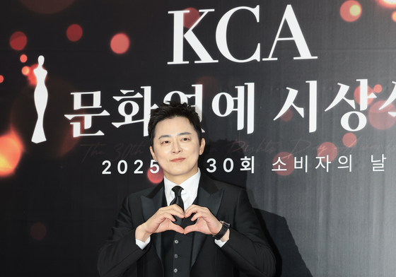 조정석, 거미가 반한 미소