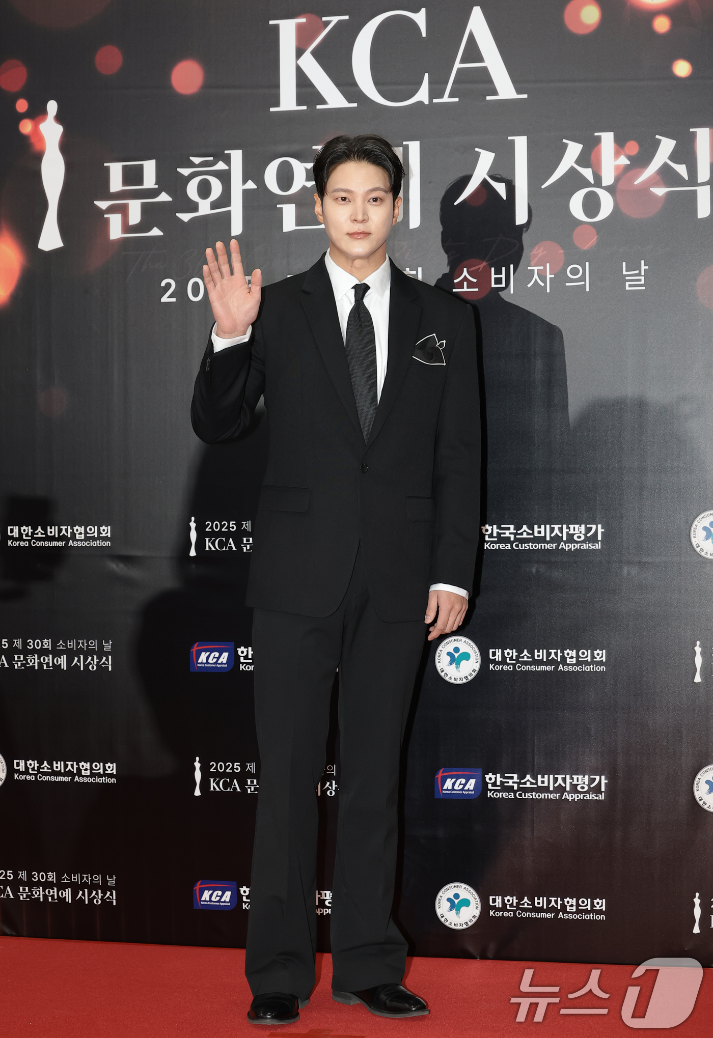 (서울=뉴스1) 권현진 기자 = 배우 주원이 9일 서울 강남구 한국과학기술회관에서 열린 제30회 소비자의 날 KCA 문화연예 시상식에 참석해 포즈를 취하고 있다. 2025.12.9 …