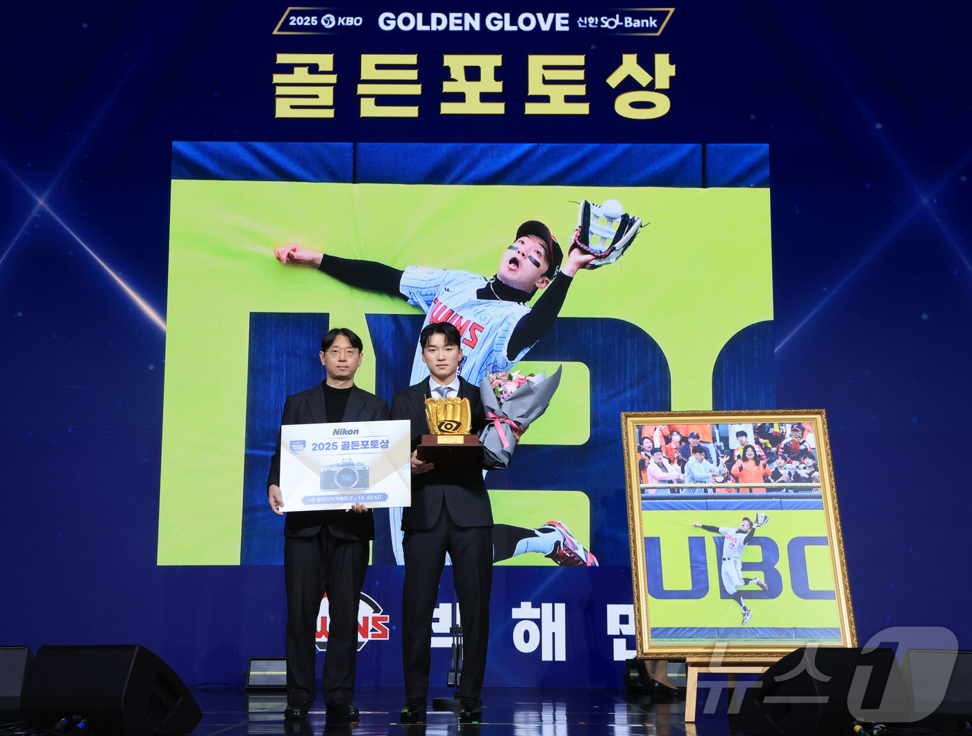 (서울=뉴스1) 김진환 기자 = LG 트윈스 박해민이 9일 서울 송파구 잠실동 롯데호텔 월드에서 진행된 2025 신한은행 SOL 뱅크 KBO 골든글러브 시상식에서 골든포토상을 수상 …