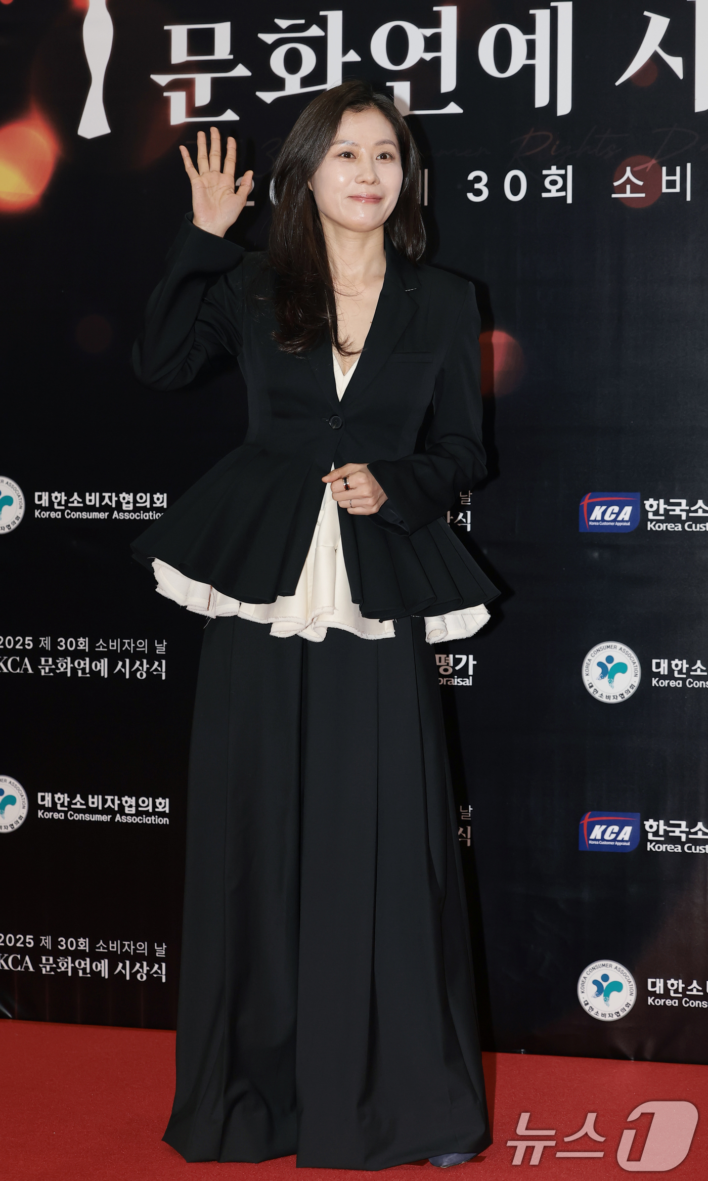 (서울=뉴스1) 권현진 기자 = 배우 문소리가 9일 서울 강남구 한국과학기술회관에서 열린 제30회 소비자의 날 KCA 문화연예 시상식에 참석해 포즈를 취하고 있다. 2025.12. …