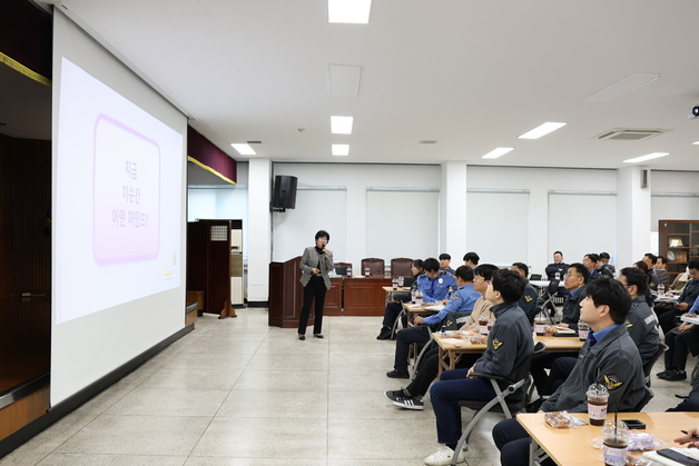 1호 여성 해경 박경순 전 서장, 태안해경 직원 대상 특강