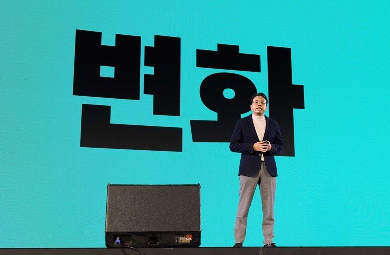 본문 이미지 - 8일 서울 서초구 양재동 aT센터에서 열린 &#39;2025 배민파트너페스타&#39; 행사장에서 김범석 우아한형제들 대표가 키노트 발표를 진행하고 있다. &#40;우아한형제들 제공&#41;.