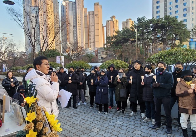 '납골당 폐쇄 위기'에 전주 추모공원 유가족, 전북도청 앞 촛불 집회