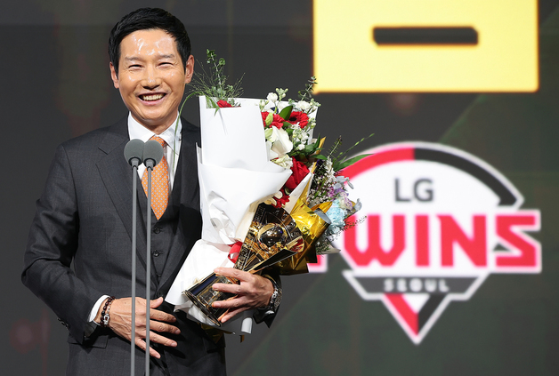 '통합 우승' 염경엽 LG 감독, 초대 올해의 감독상 영예