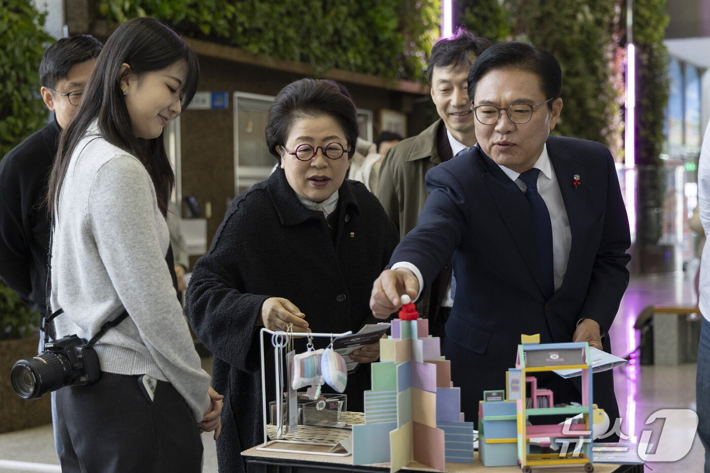 본문 이미지 - 김종희 상명대 총장과 김석필 천안시장 권한대행이 9일 천안시청 로비에 전시된 공공디자인 작품들을 감상하고 있다. &#40;상명대 제공. 재판매 및 DB금지&#41;