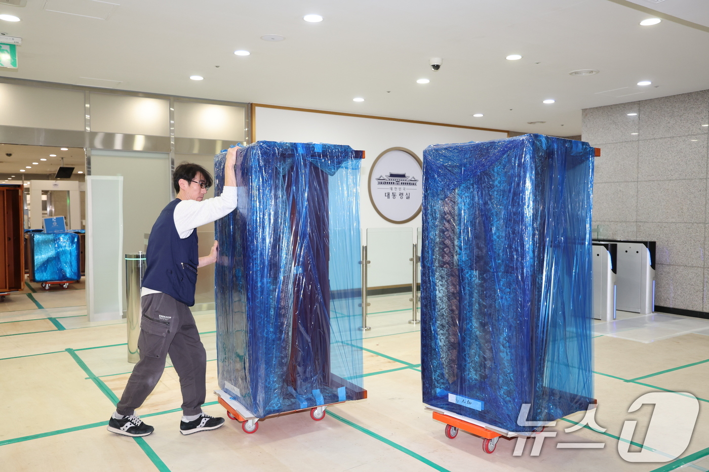 (서울=뉴스1) 이재명 기자 = 9일 오후 서울 용산 대통령실 청사에서 관계자들이 청와대로 이전할 물품을 옮기고 있다. 2025.12.9/뉴스1