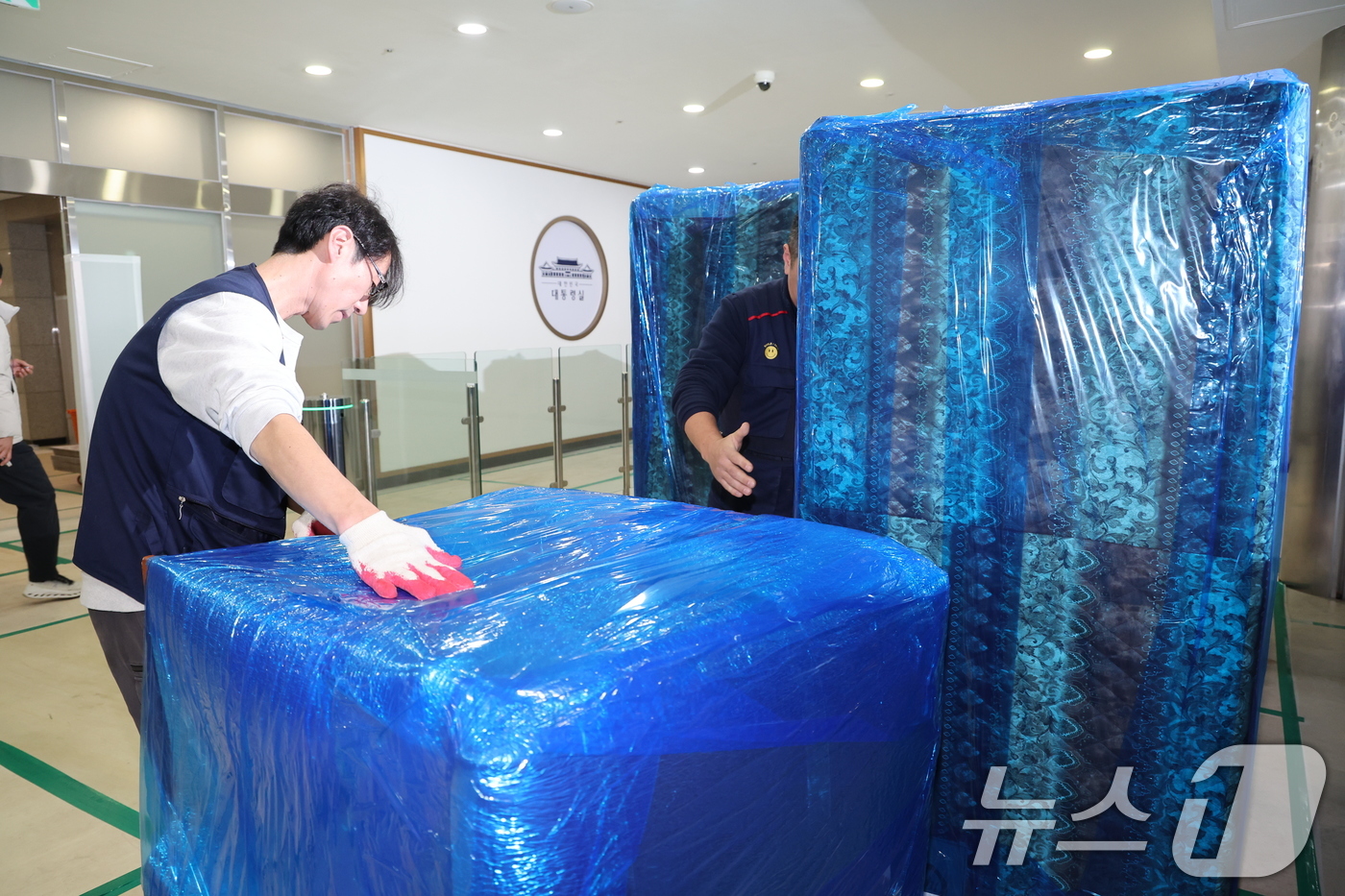 (서울=뉴스1) 이재명 기자 = 9일 오후 서울 용산 대통령실 청사에서 관계자들이 청와대로 이전할 물품을 옮기고 있다. 2025.12.9/뉴스1