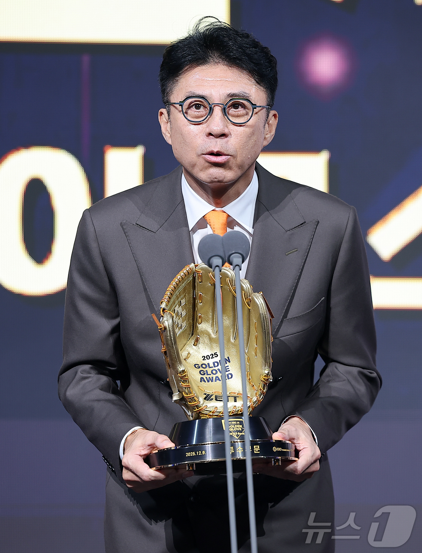 (서울=뉴스1) 김진환 기자 = 9일 오후 서울 송파구 롯데호텔 월드에서 열린 프로야구 2025 신한 SOL뱅크 골든글러브 시상식에서 투수 부문 골든글러브를 수상한 한화 폰세를 대 …