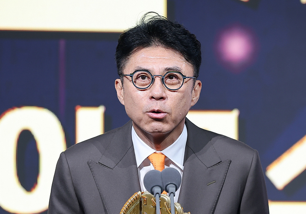 폰세 수상 소감 전달하는 손혁 단장