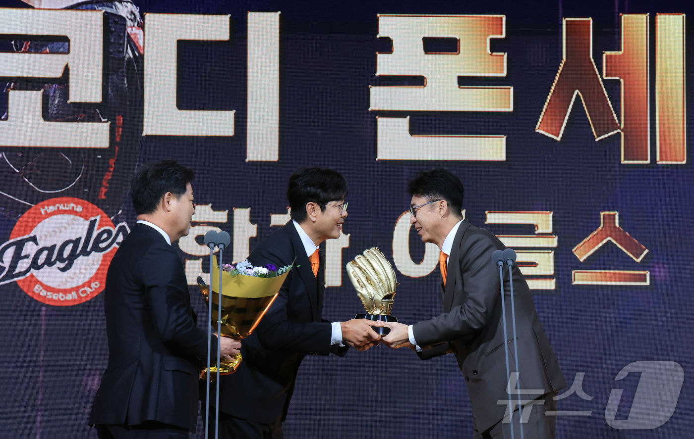 (서울=뉴스1) 김진환 기자 = 9일 오후 서울 송파구 롯데호텔 월드에서 열린 프로야구 2025 신한 SOL뱅크 골든글러브 시상식에서 투수 부문 골든글러브를 수상한 한화 폰세를 대 …