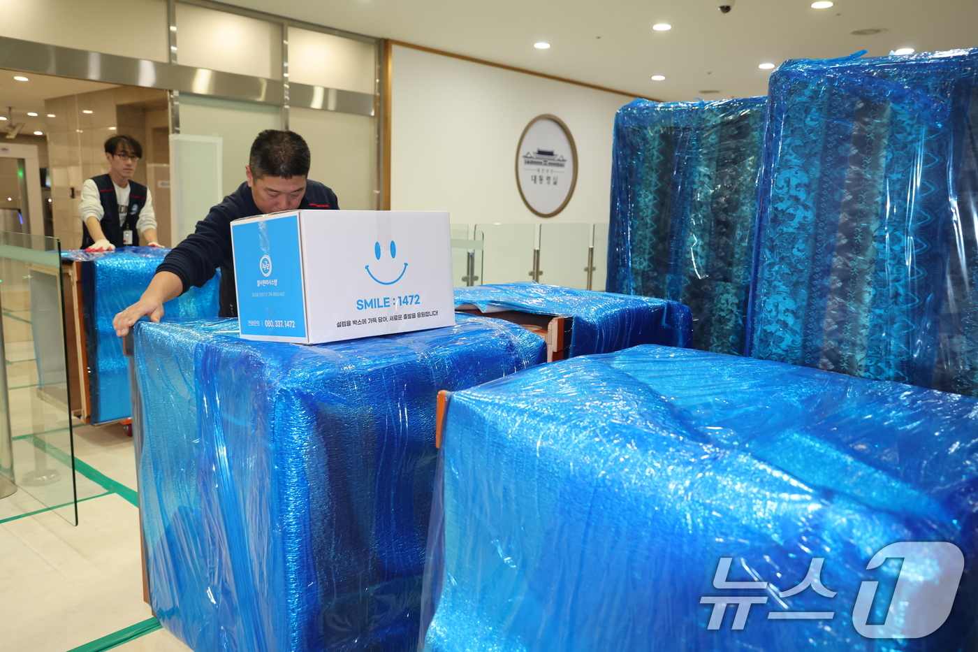 (서울=뉴스1) 이재명 기자 = 9일 오후 서울 용산 대통령실 청사에서 관계자들이 청와대로 이전할 물품을 옮기고 있다. 2025.12.9/뉴스1