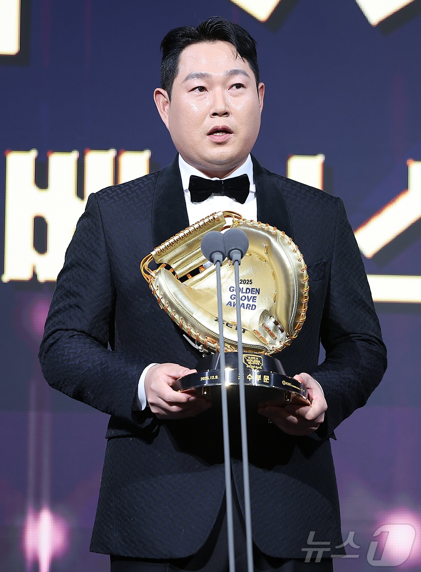 본문 이미지 - 9일 오후 서울 송파구 롯데호텔 월드에서 열린 프로야구 2025 신한 SOL뱅크 골든글러브 시상식에서 포수 부문 골든글러브를 수상한 두산 양의지가 수상 소감을 말하고 있다. 2025.12.9/뉴스1 ⓒ News1 김진환 기자