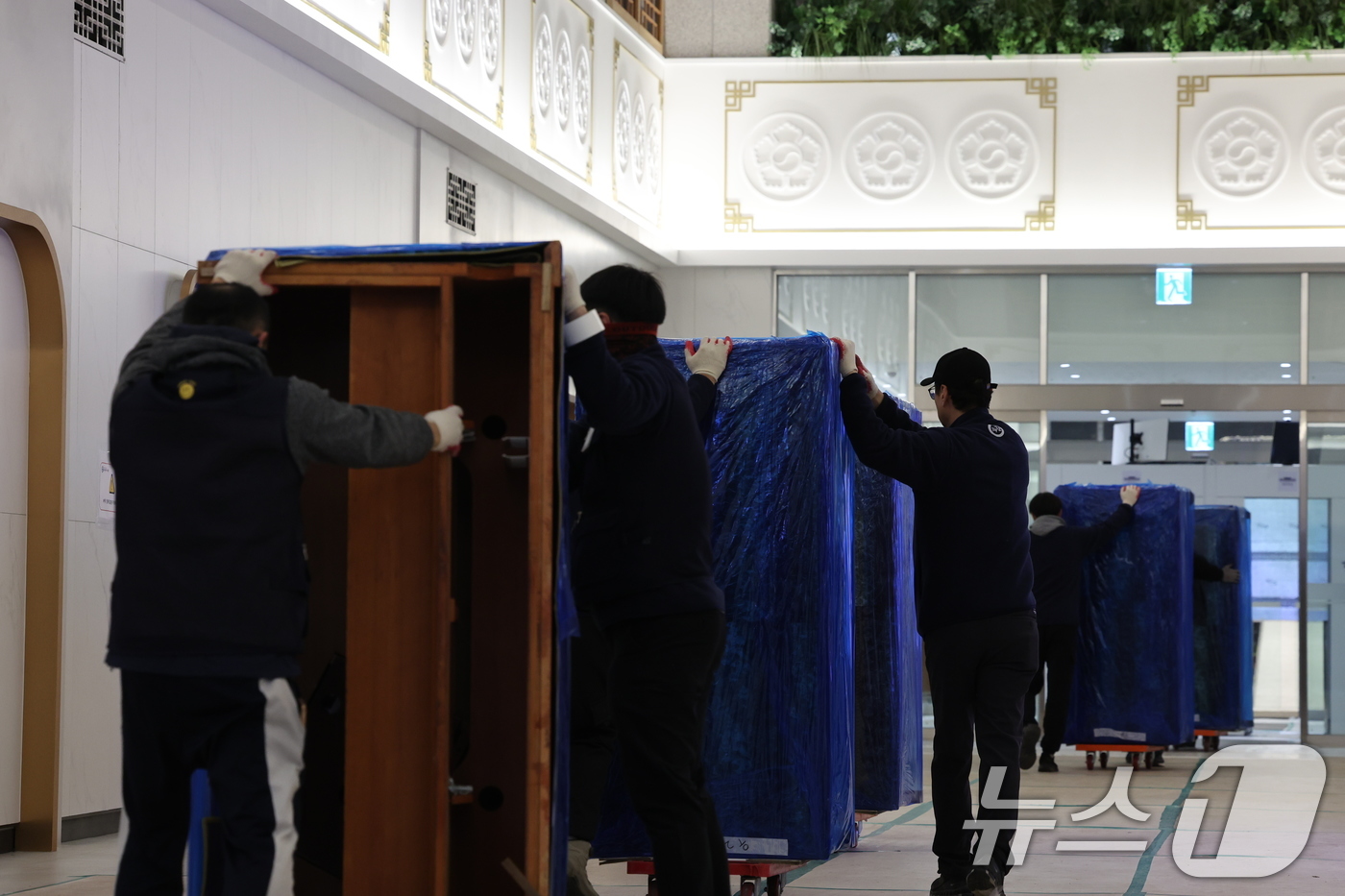 (서울=뉴스1) 이재명 기자 = 9일 오후 서울 용산 대통령실 청사에서 관계자들이 청와대로 이전할 물품을 옮기고 있다. 2025.12.9/뉴스1