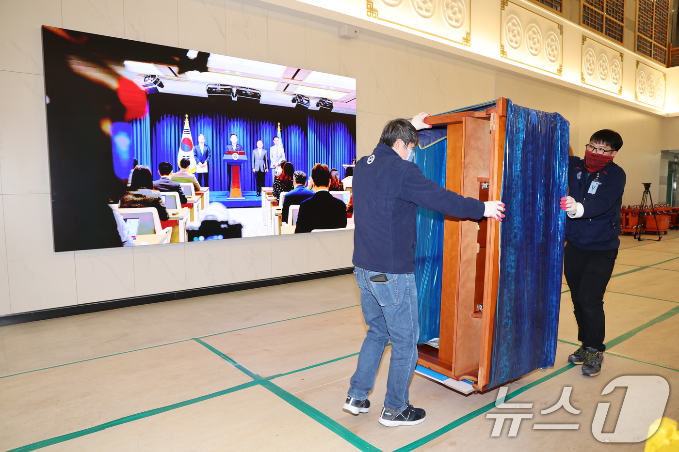 (서울=뉴스1) 이재명 기자 = 9일 오후 서울 용산 대통령실 청사에서 관계자들이 청와대로 이전할 물품을 옮기고 있다. 2025.12.9/뉴스1