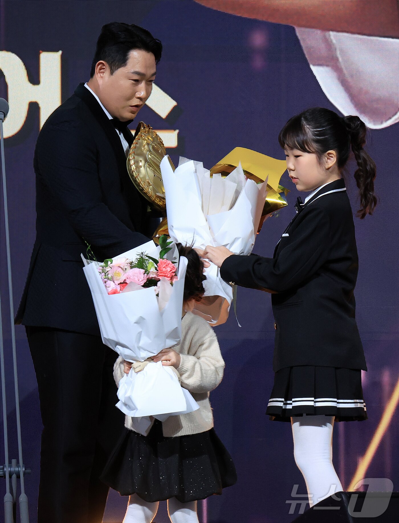 본문 이미지 - 9일 오후 서울 송파구 롯데호텔 월드에서 열린 프로야구 2025 신한 SOL뱅크 골든글러브 시상식에서 포수 부문 골든글러브를 수상한 두산 양의지가 두 딸에게 꽃다발을 받고 있다. 2025.12.9/뉴스1 ⓒ News1 김진환 기자