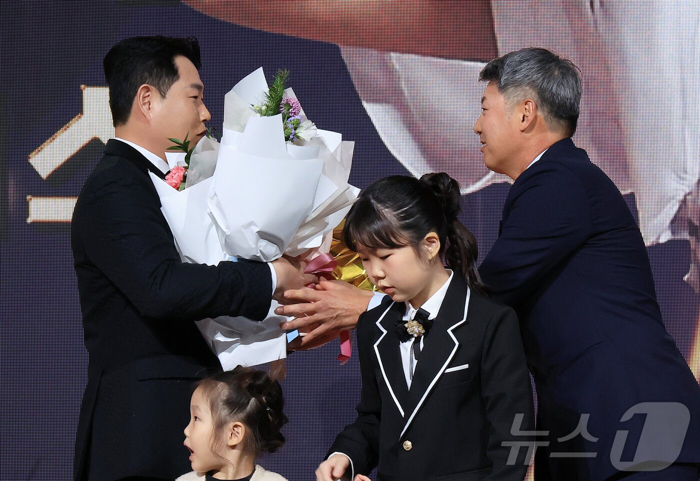 본문 이미지 - 9일 오후 서울 송파구 롯데호텔 월드에서 열린 프로야구 2025 신한 SOL뱅크 골든글러브 시상식에서 포수 부문 골든글러브를 수상한 두산 양의지가 김원형 감독에게 꽃다발을 받고 있다. 2025.12.9/뉴스1 ⓒ News1 김진환 기자