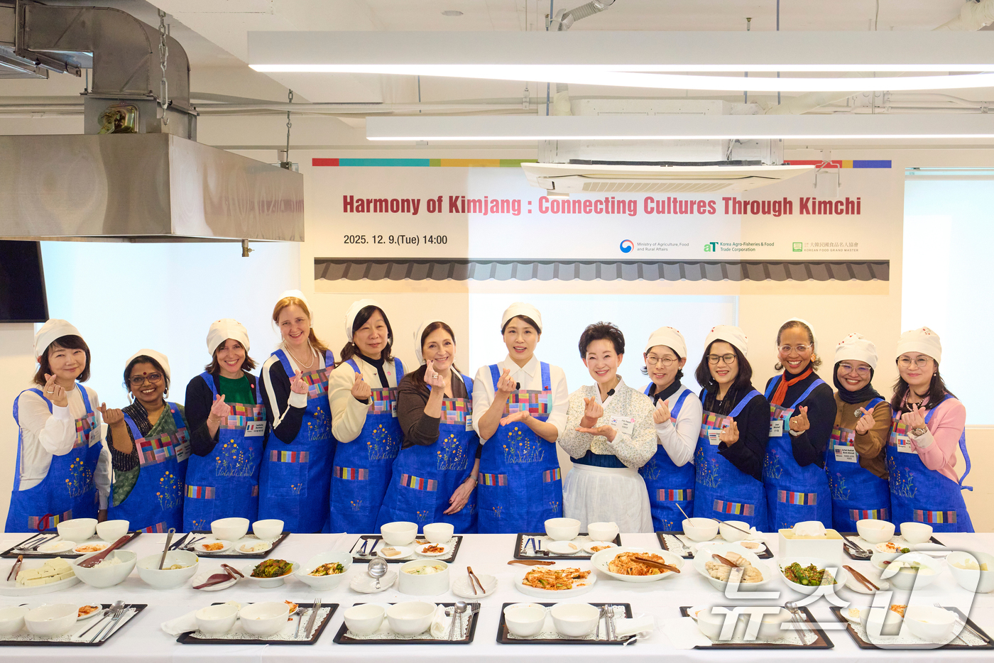 (서울=뉴스1) 허경 기자 = 김혜경 여사가 9일 서울 종로구 북촌 한식문화공간 이음에서 열린 주한대사 배우자 초청 김장 행사에서 주한 외국대사 배우자들과 함께 김장을 한 뒤 기념 …