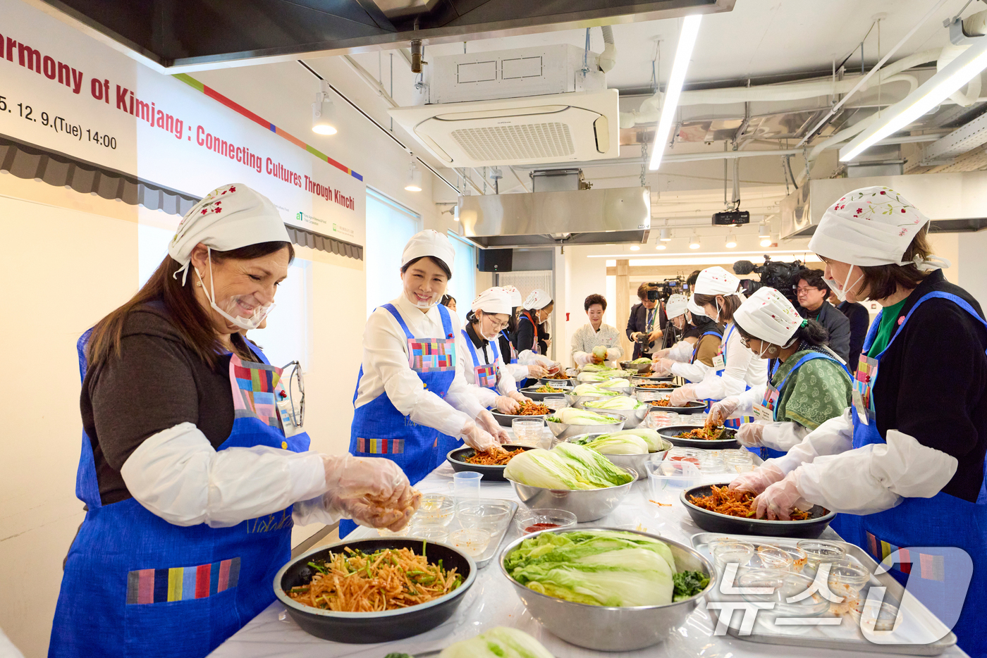 (서울=뉴스1) 허경 기자 = 김혜경 여사가 9일 서울 종로구 북촌 한식문화공간 이음에서 열린 주한대사 배우자 초청 김장 행사에서 참석자들과 함께 김치를 담그고 있다. (대통령실 …