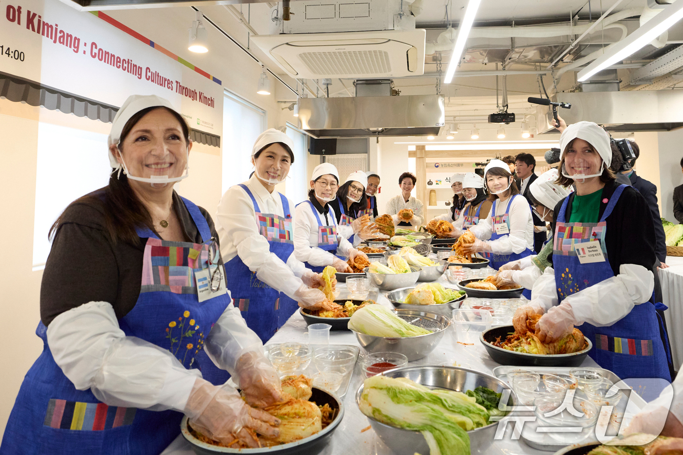(서울=뉴스1) 허경 기자 = 김혜경 여사가 9일 서울 종로구 북촌 한식문화공간 이음에서 열린 주한대사 배우자 초청 김장 행사에서 참석자들과 함께 김치를 담그고 있다. (대통령실 …