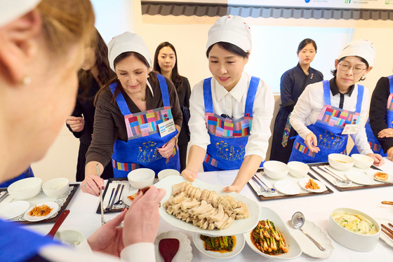 보쌈 나눠주는 김혜경 여사