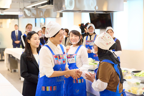 주한 외국대사 배우자들과 인사하는 김혜경 여사