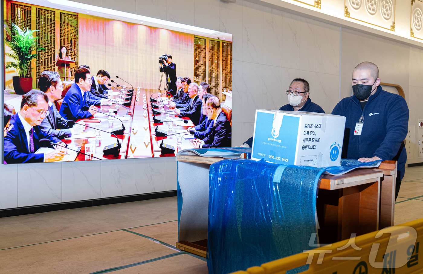 (서울=뉴스1) 이재명 기자 = 9일 오후 서울 용산 대통령실 청사에서 관계자들이 청와대로 이전할 물품을 옮기고 있다. 2025.12.9/뉴스1