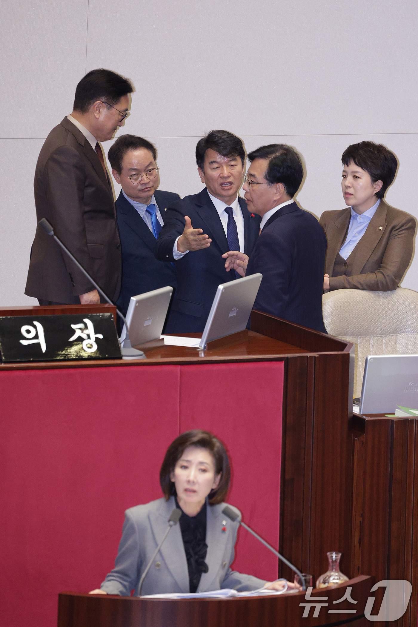 (서울=뉴스1) 신웅수 기자 = 나경원 국민의힘 의원이 9일 서울 여의도 국회에서 열린 제429회국회(정기회) 제16차 본회의에서 가맹사업거래의 공정화에 관한 법률 일부개정법률안에 …