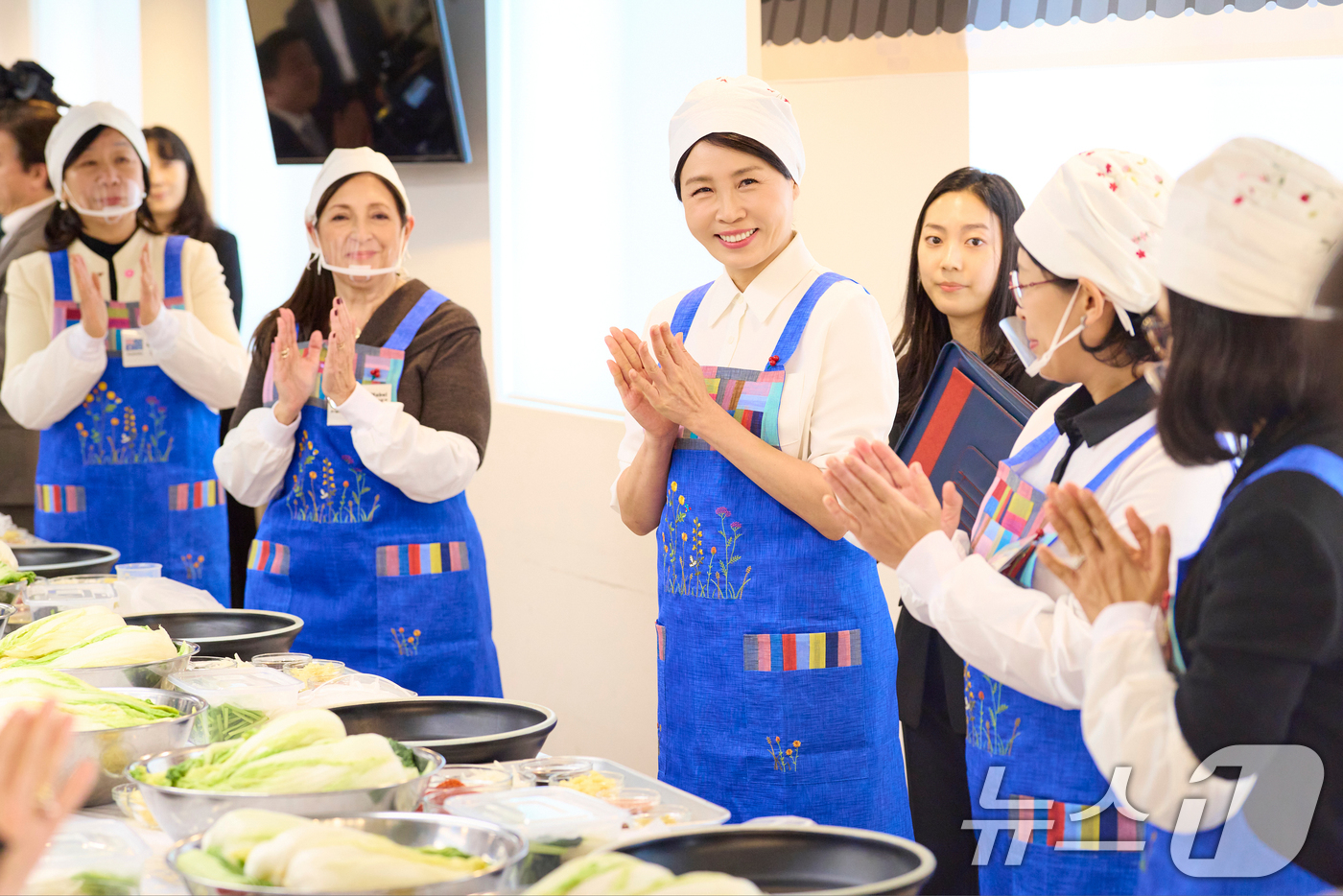 (서울=뉴스1) 허경 기자 = 김혜경 여사가 9일 서울 종로구 북촌 한식문화공간 이음에서 열린 주한대사 배우자 초청 김장 행사에서 참석자들과 함께 김치를 담그기 전 박수를 치고 있 …